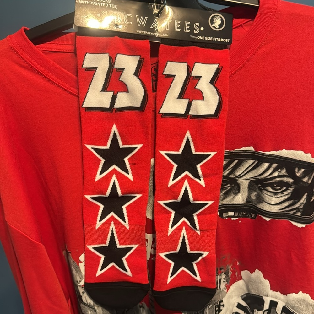 Item 73 NWOT Men Tee W/ Socks Size 3XL - Picture 3 of 7